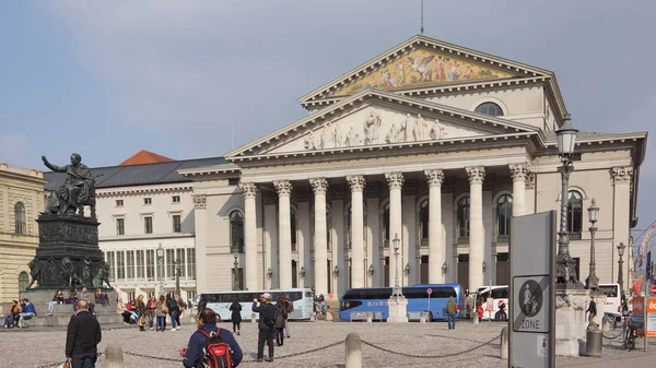 Nationale theater munish odeons vierkant monument pijlers nationale theater — Stockfoto