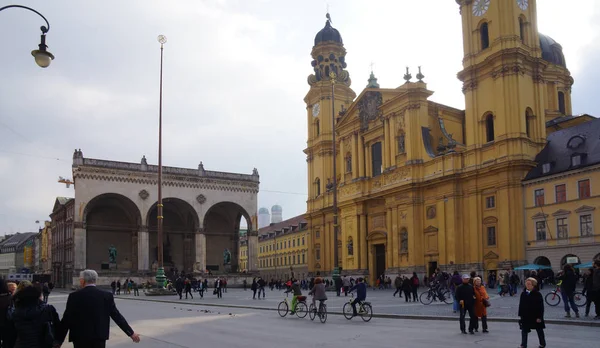 Catedral da Igreja Theatinerkirche Odeonsplatz Baviera de Munique — Fotografia de Stock