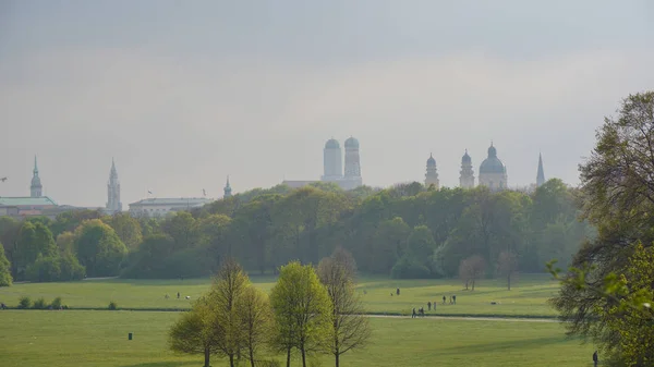 English garden munich bavaria summer park sunset skyline cathedral — 图库照片