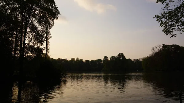Inglês jardim Munique baviera parque de verão lagoa — Fotografia de Stock