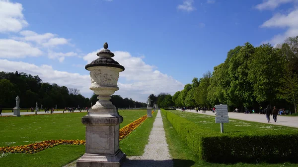 Schloss nymphenburg kasteel Beieren München vijver lake park — Stockfoto