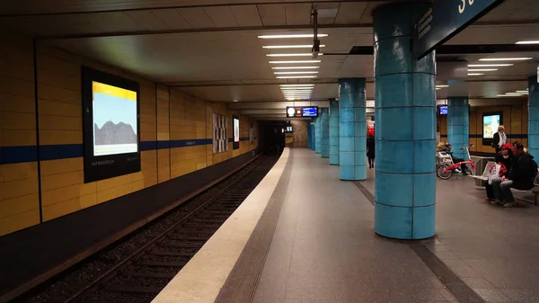 Münchens tunnelbana station moderna design arkitektur — Stockfoto