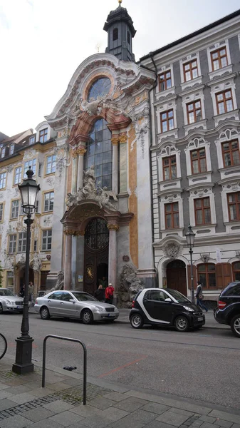 Eski Münih Bazilikası'na giriş — Stok fotoğraf