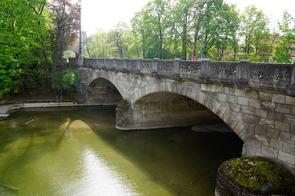 Старый каменный мост с деревьями через реку Изар в Баварии — стоковое фото
