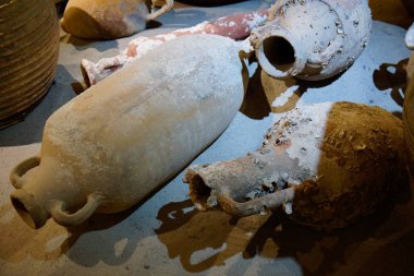 eski el yapımı kil vazo şarap için