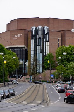 modern tuğla bina cadde ve öndeki tren ile