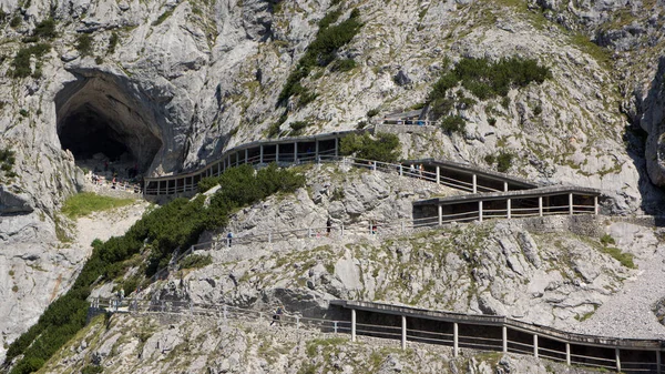 Mağara girişi Dağı'nda buz için yürüyüş yolu