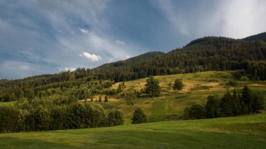 çayır tepe üzerinde dramatik gökyüzü
