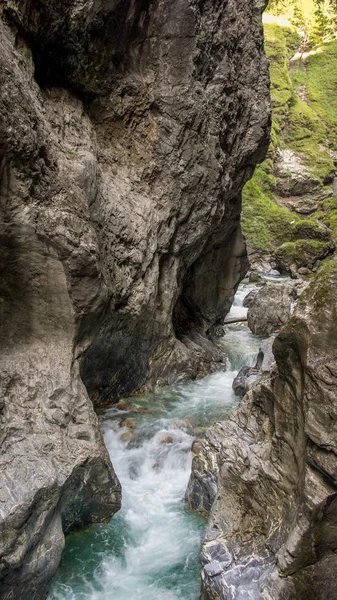 Agua blanca a través del cañón de Alp — Foto de Stock