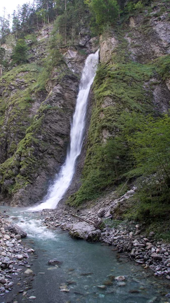 高山の荒野の滝 — ストック写真