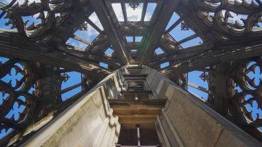 Ulm minster kule ile gök