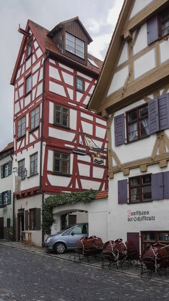 Bunte Fachwerkhäuser an romantischer Straße — Stockfoto