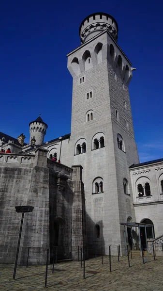 Castelo de pedra com céu azul — Fotografia de Stock