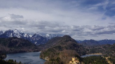 dağ panorama bulutlar lake forest ile