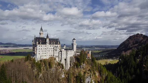 Dramatisk himmel med slottet neuschwanstein — Stockfoto