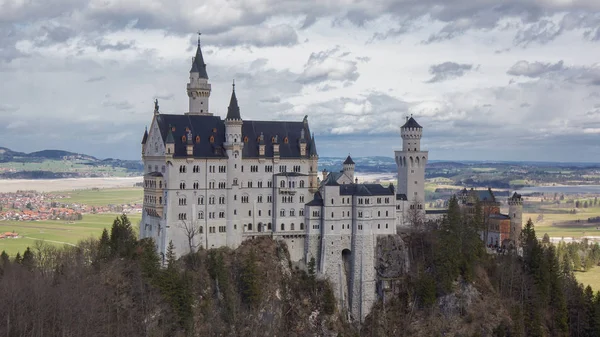 Slottet neuschwanstein molnig sommardag — Stockfoto