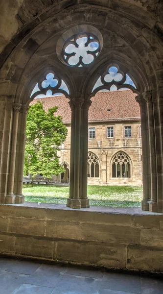 ที่ได้รับการอนุรักษ์เป็นอย่างดีในยุคกลาง abbey หน้าต่าง maulbronn — ภาพถ่ายสต็อก