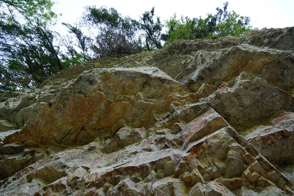 Golfo con massi che si arrampicano sulla roccia — Foto Stock