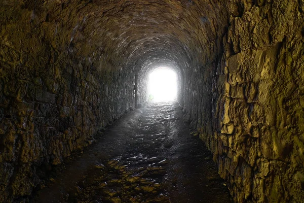 Saída de uma antiga luz de túnel de pedra no final do túnel — Fotografia de Stock