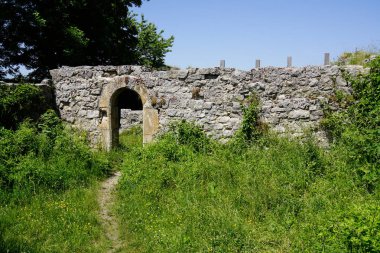 kale kapısında ayak yolu duvar yıkım