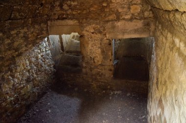 kale harabesinin kireçtaşı tonozlu mahzeni