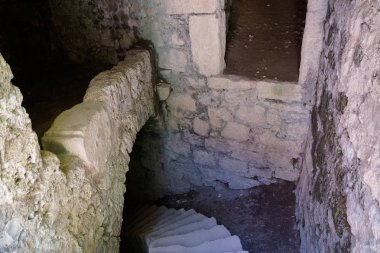 kale harabesinde tonozlu mahzene kadar merdiven