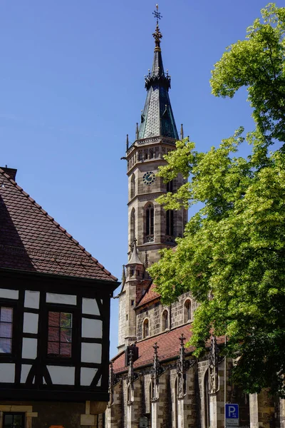 Igreja torre de urach ruim com árvore na frente — Fotografia de Stock