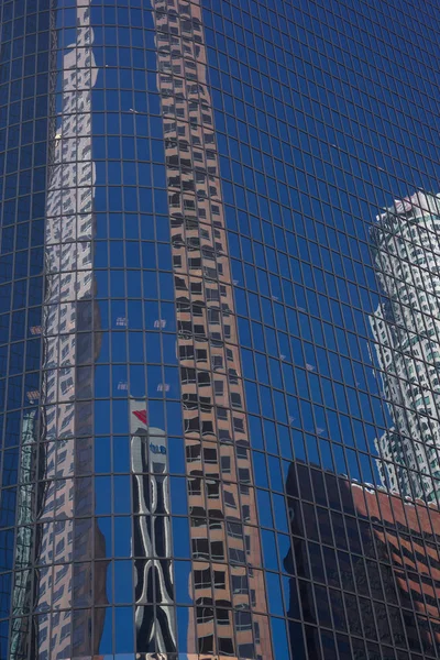 Façade en verre de gratte-ciel miroir — Photo