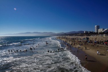 Yaz aylarında Los Angeles plajında dalgalar ve kum