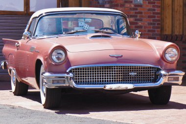 Orijinal Ford Thunderbird pembe