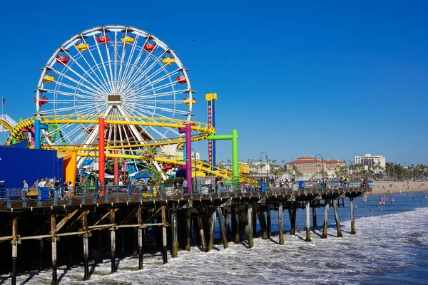 Πάρκο ψυχαγωγίας Santa Monica Pier με τρενάκι και μεγάλο τροχό — Φωτογραφία Αρχείου