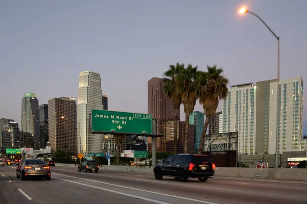 Autostrada in California con la skyline sullo sfondo — Foto Stock