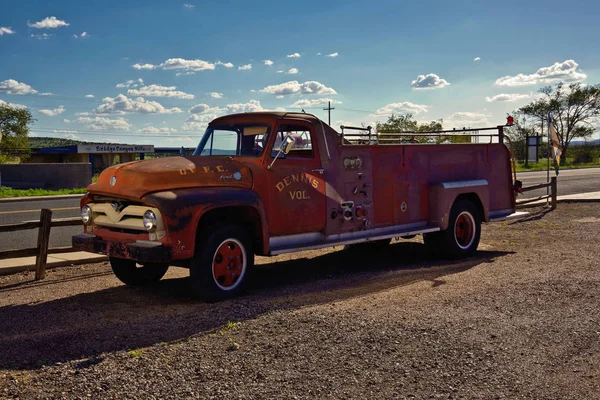 Ruta 66 viejo camión de bomberos abandonado — Foto de Stock