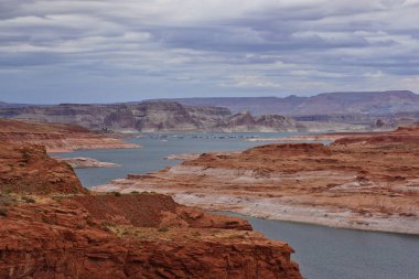 Göl Powell bulutlar ve mavi su
