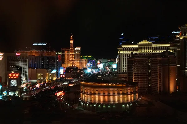 Paisaje horizonte de Las Vegas por la noche — Foto de Stock