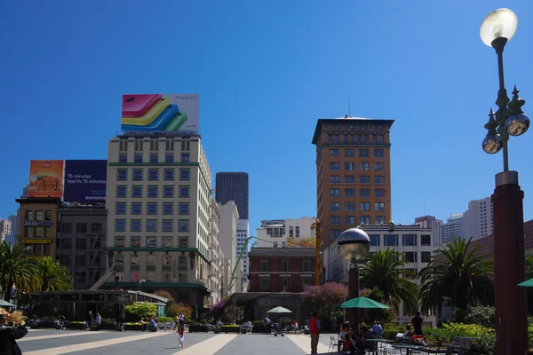 阳光明媚的一天在阿拉莫广场旧金山 — 图库照片