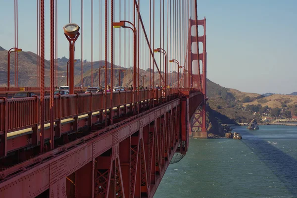 Wandelen over de beroemde Golden Gate Bridge — Stockfoto