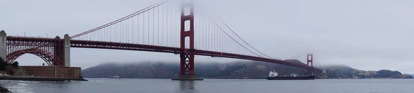 Ponte portão dourado coberto de nuvens — Fotografia de Stock