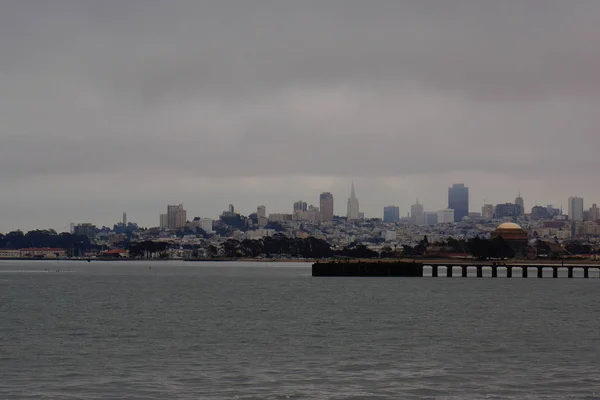 Mistig uitzicht op de skyline van San Francisco — Stockfoto