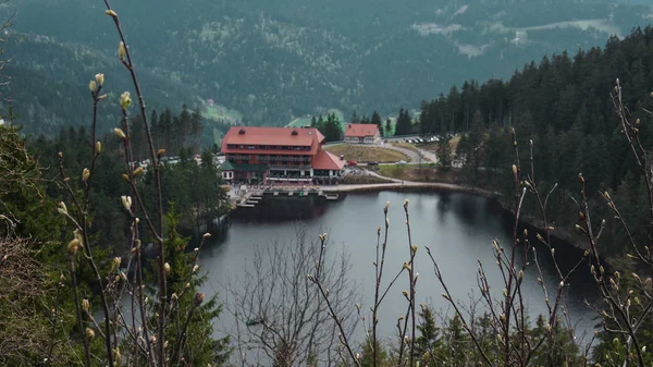 Mummelsee paisaje hotel con lago —  Fotos de Stock
