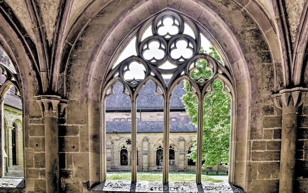 Manastır koridorlar içinde