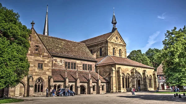 ünlü Maulbronn Manastırı önünde