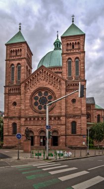 Strazburg 'da kırmızı taş katedral