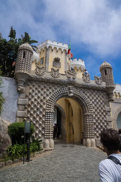 Entrada do palácio nacional da pena in sintra — Fotografia de Stock