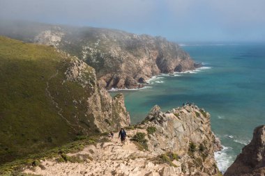 Cabo de Roca uçurumun üzerinde sisli görünümü
