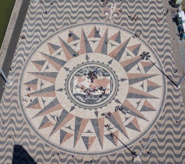 keşifler Anıtı önünde dünyanın ünlü Haritası