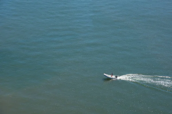 Speed boat cruising on ocean — Stock Photo, Image