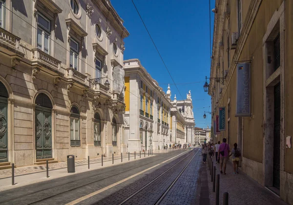 Wąska ulica w zabytkowym centrum w lecie — Zdjęcie stockowe