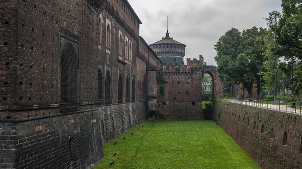 Trincea del castello con muro interno e muro di difesa — Foto Stock