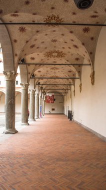 avluda yay ve sütunlar